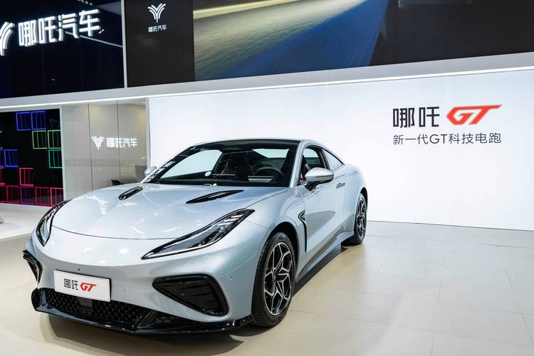 成都171哪吒汽车在智能汽车领域的表现，领途汽车在新能源汽车市场中的影响力